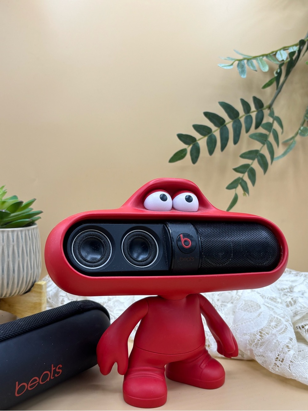 Beats by Dr. Dre Beats Pill 2.0 Bluetooth Speaker + Red Dude Stand